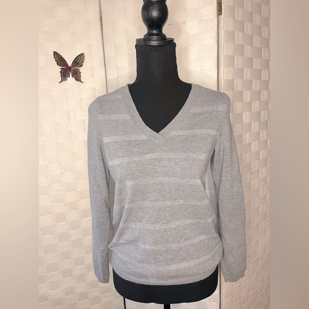 🩶 Tommy Hilfiger-Gray Striped Sweater with Silver threading. Size Medium
